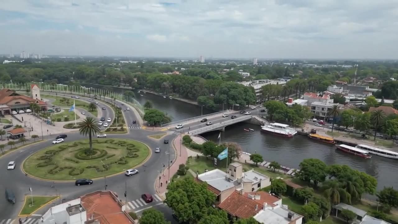 Vista aérea del centro de Tigre: la rotonda, el puente sobre el río y la estación fluvial.