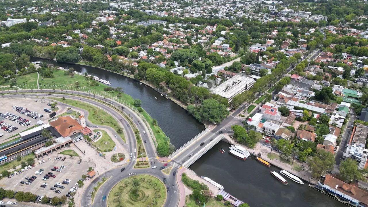 Vista aérea del centro de Tigre con torres levantándose sobre el paisaje.
