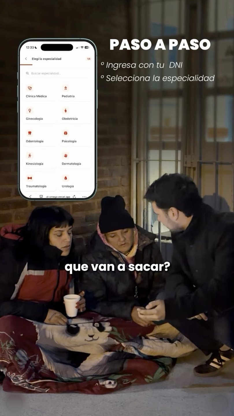 Vecinos esperando de madrugada frente a una salita, junto a una pantalla de la aplicación de turnos.